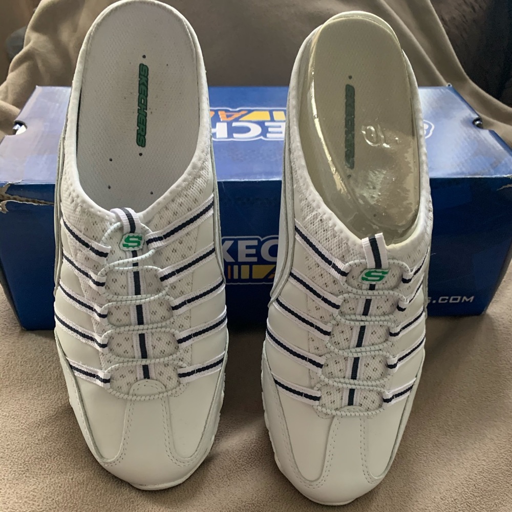 Sketchers Active slip on Fashion Sneaker.
